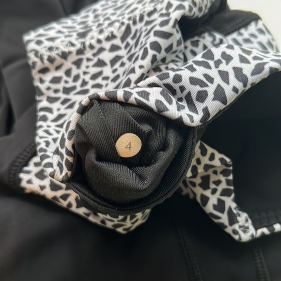 LULULEMON All The Right Places II Black & Miss Mosaic White, Like New, Size 4 - Picture 6 of 6